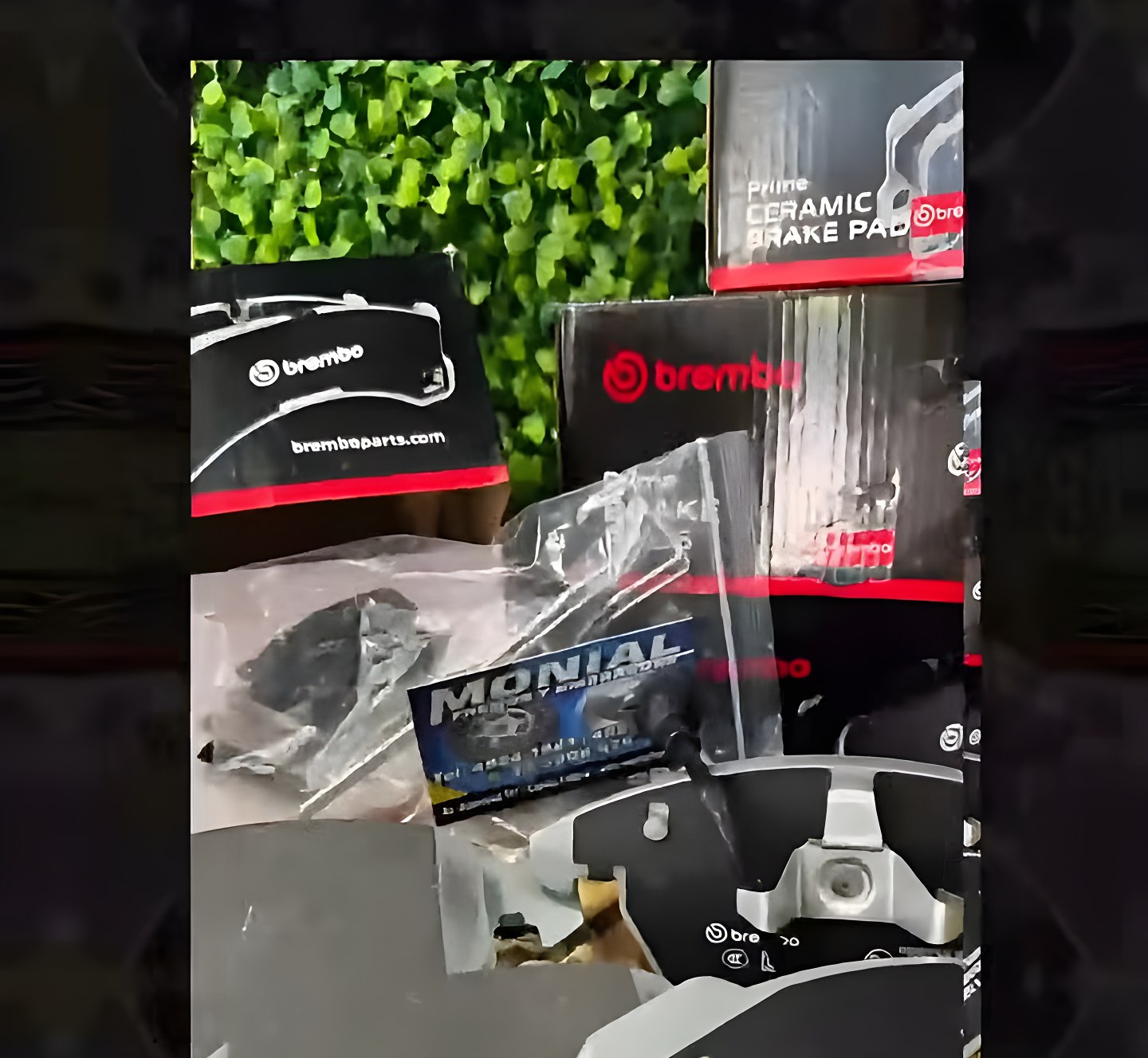 Cajas de pastillas de freno ceramicas Brembo en el mostrador
