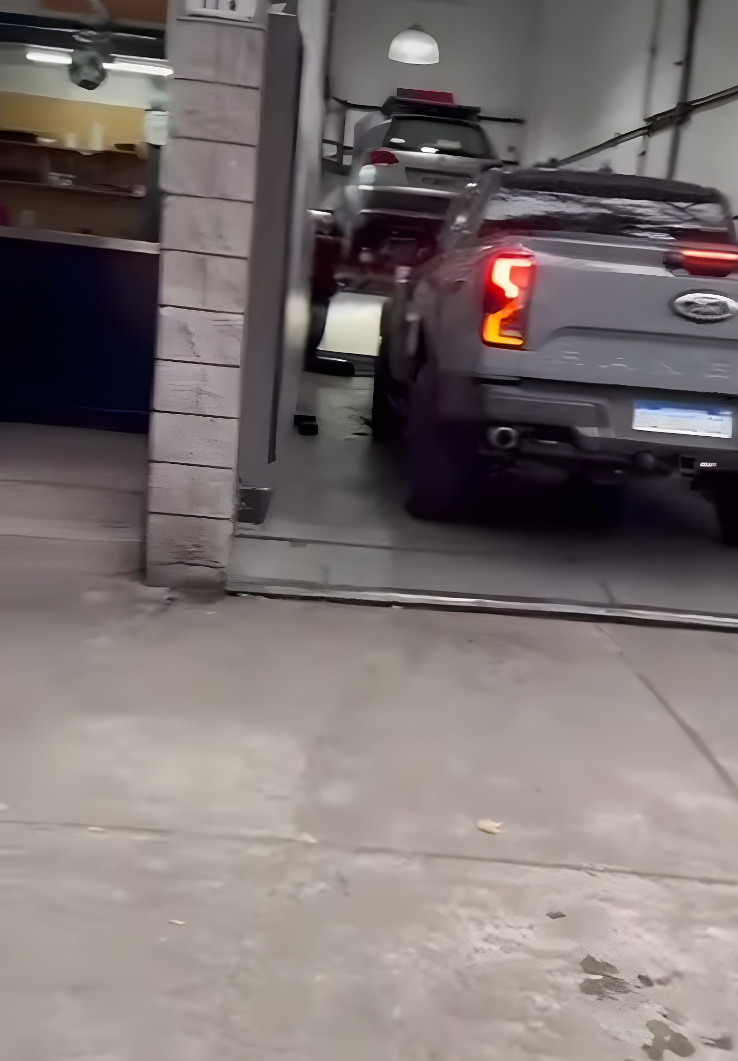 Interior del taller de Monial en Caballito, con un auto en el box